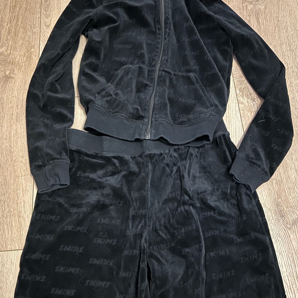 Skims logo velour set